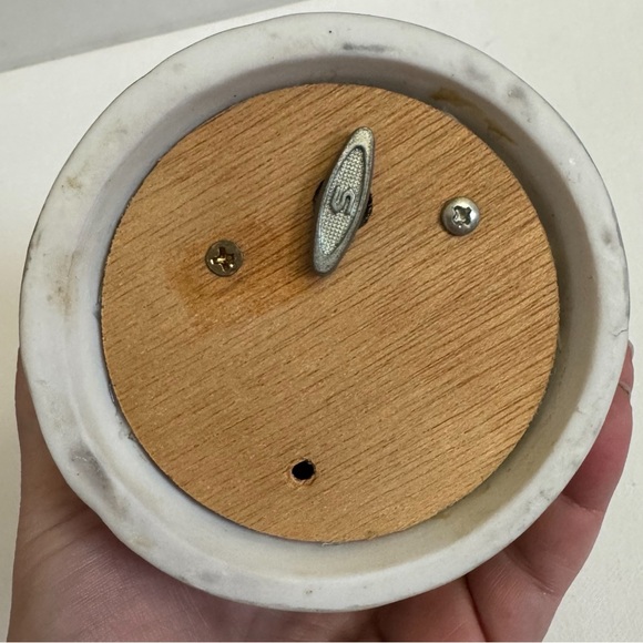 Vtg Flambro Porcelain Yellow Canary Bird Music Box Christmas Holiday Snow Holly - Picture 3 of 9